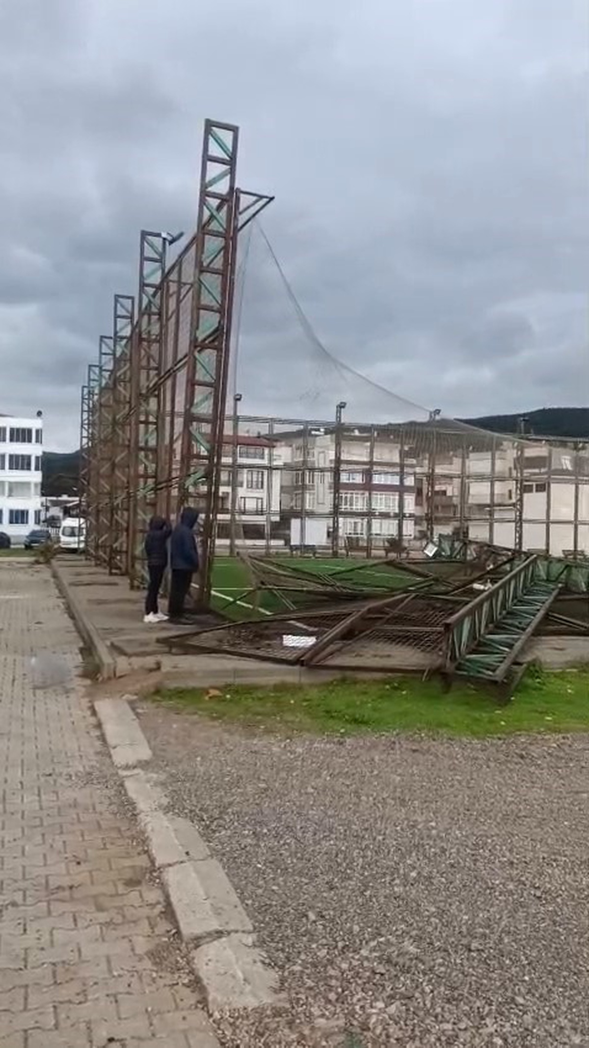 Bursa Karacabey'de şiddetli fırtına halı sahanın direklerini parçaladı