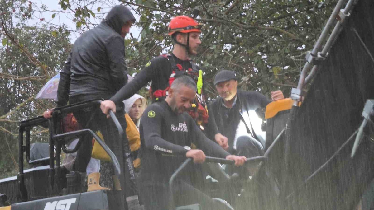 Sakarya Karapürçek'te taşan Kanlıçay Deresi nedeniyle mahsur kalan 48 kişi kurtarıldı