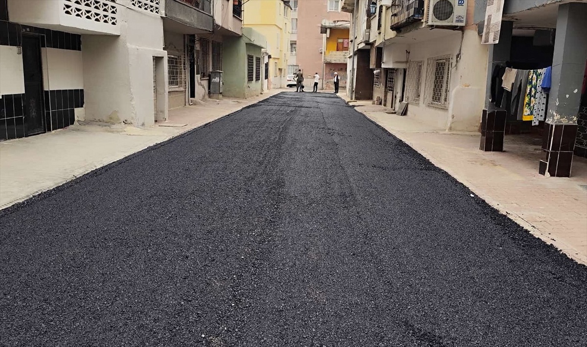 Mersin Akdeniz'de Üçocak Mahallesi'ndeki iki sokağa sıcak asfalt serildi