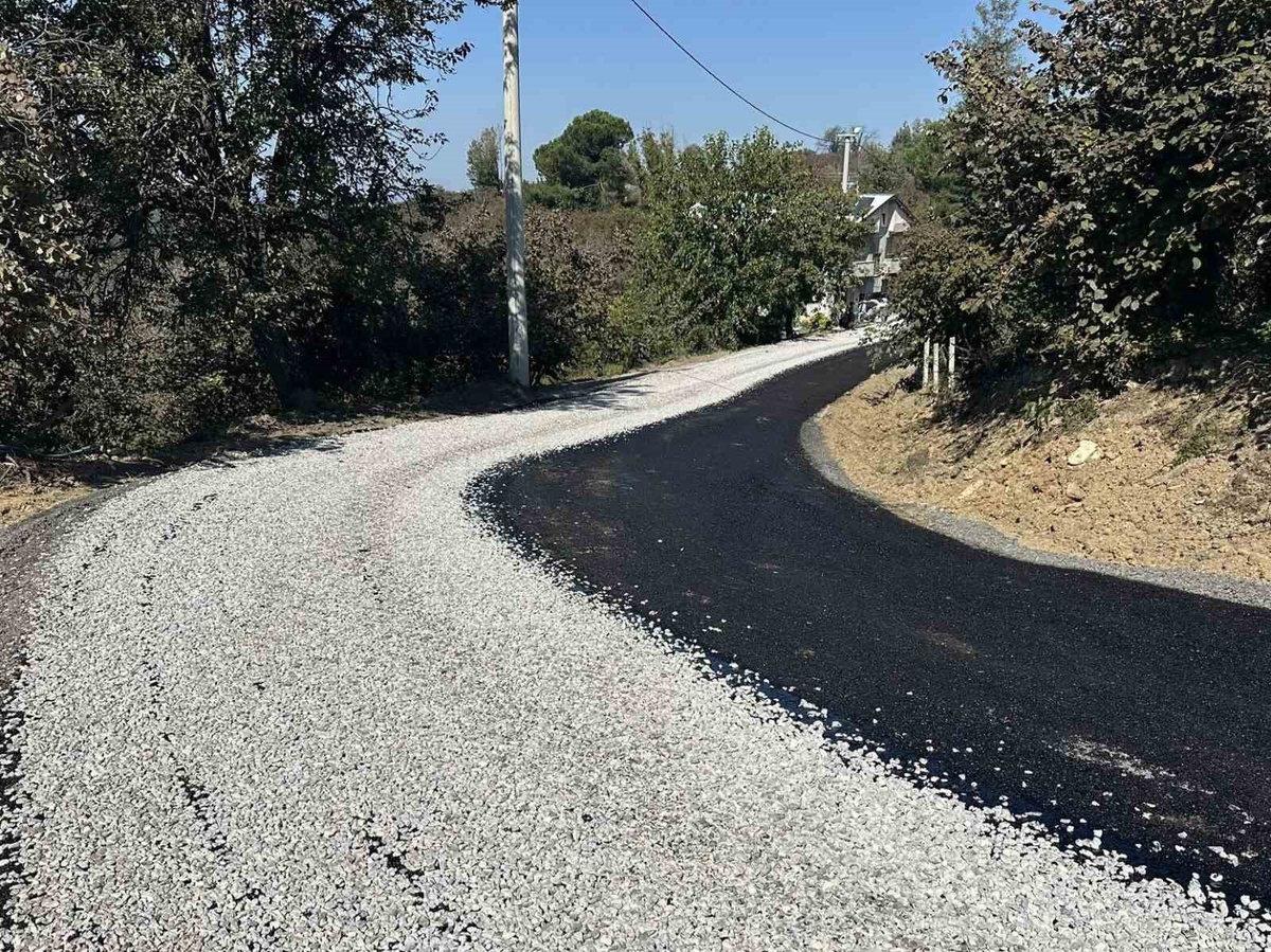 Düzce İl Özel İdaresi, Akçakoca Göktepe Köyü'nde sathi kaplama çalışmasını sürdürüyor
