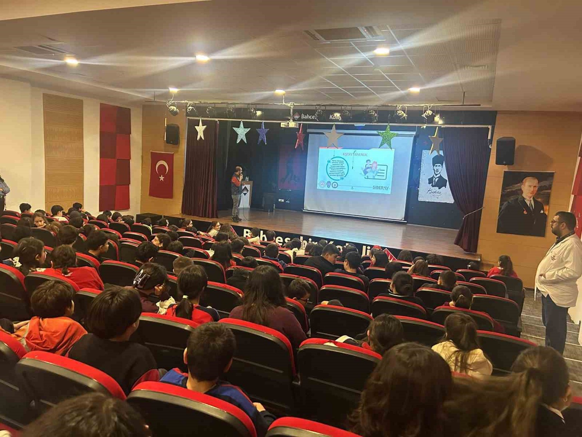 Kars'ta öğrencilere siber zorbalık ve teknoloji bağımlılığı semineri verildi