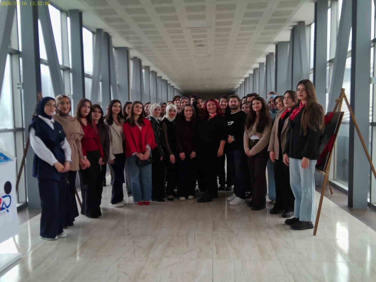 Atatürk Üniversitesi İletişim Fakültesi'nde geri dönüşüm sergisi açıldı