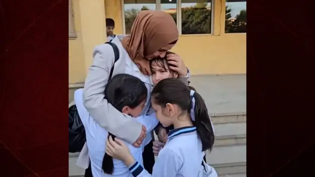 Azerbaycan'dan acı görüntüler gelmeye devam ediyor! 21 yıllık öğretmen öğrencileriyle gözyaşlarıyla vedalaştı