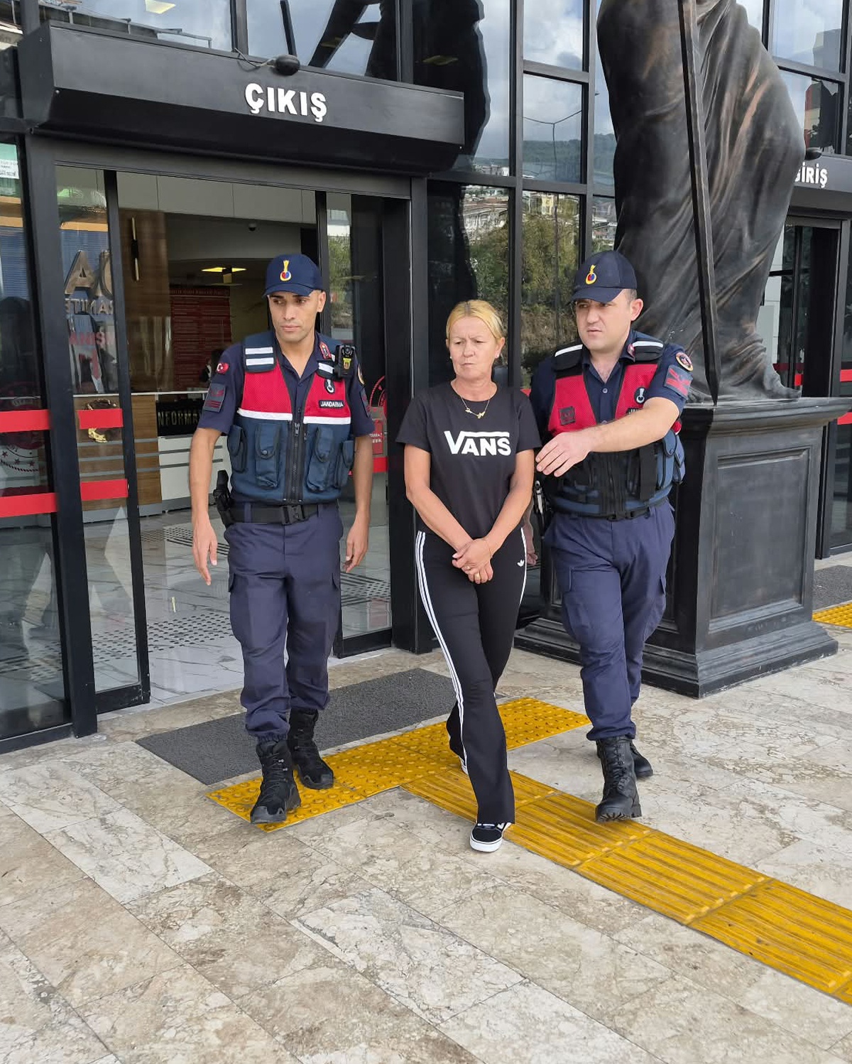 Alanya'da otel tatili faciayla bitti! Merdivende ittiği eşi öldü, Polonyalı kadın tutuklandı