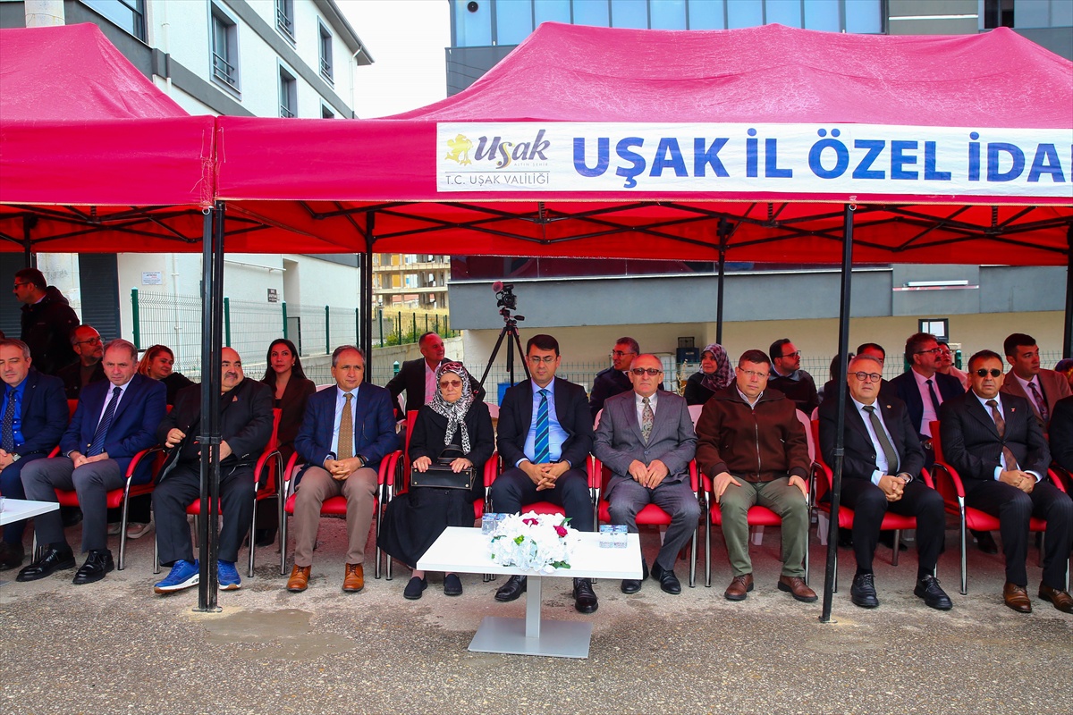 Uşak'ta Fevzi Dülgeroğlu Aile Sağlığı Merkezi törenle hizmete açıldı