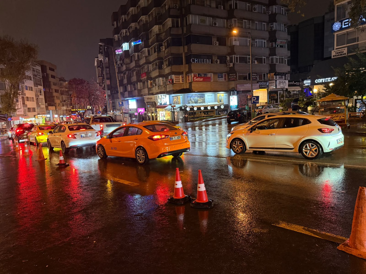 Ankara'da akşam etkili sağanak ulaşımda aksamalara yol açtı, su birikintileri oluştu
