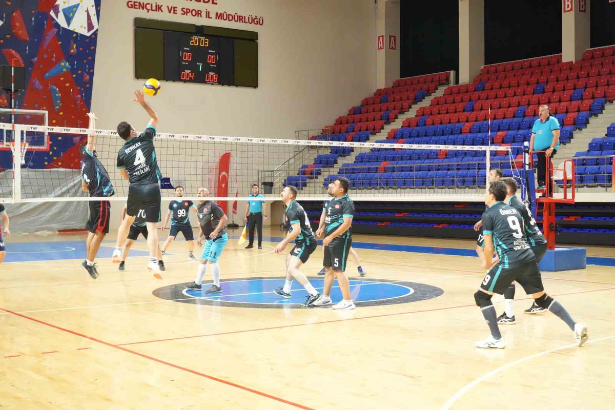 Niğde'de 4. Kamu Spor Oyunları, kamu çalışanlarının katılımıyla sürüyor