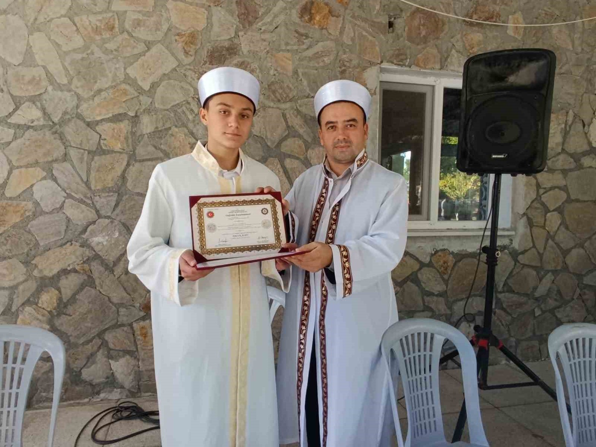 Manisa Kırkağaç'ta 14 yaşındaki hafız Haluk Alev, icazet belgesini 1,5 yılda aldı