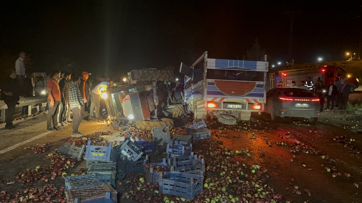 Adıyaman-Kahta yolunda kamyonetle traktör çarpıştı, kamyonet sürücüsü öldü