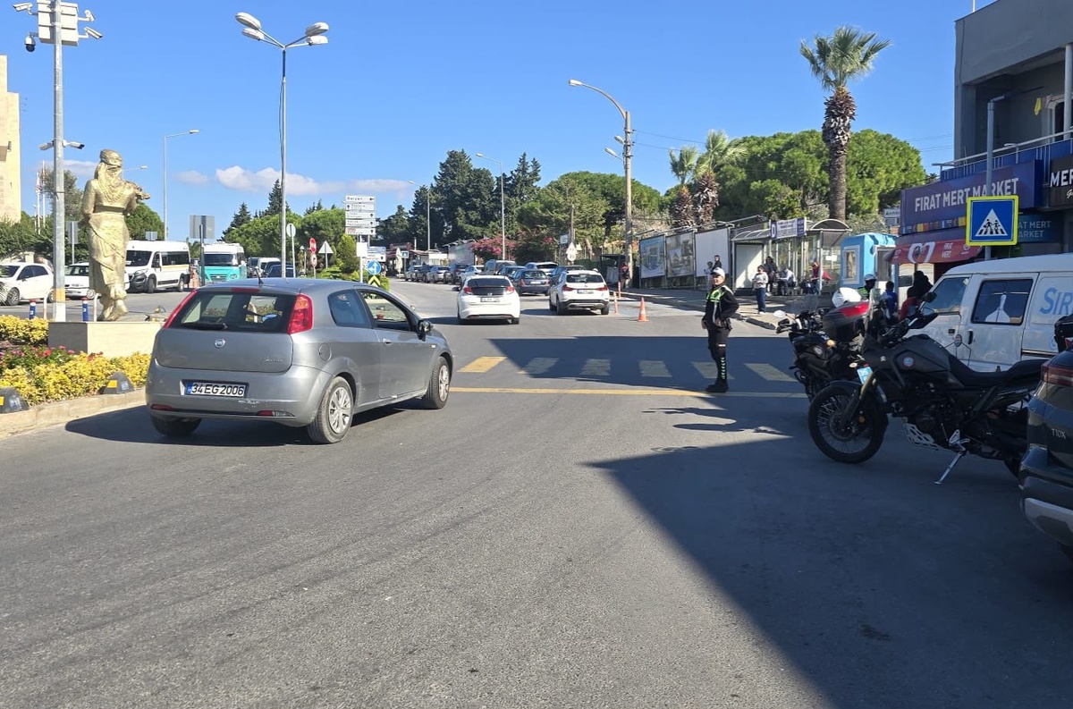 İzmir Çeşme'de yaya geçidinde yol vermeyen sürücülere para cezası kesildi