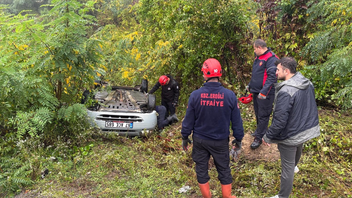 Karadeniz Ereğli'de şarampole devrilen otomobilde sıkışan 3 yaralı kurtarıldı