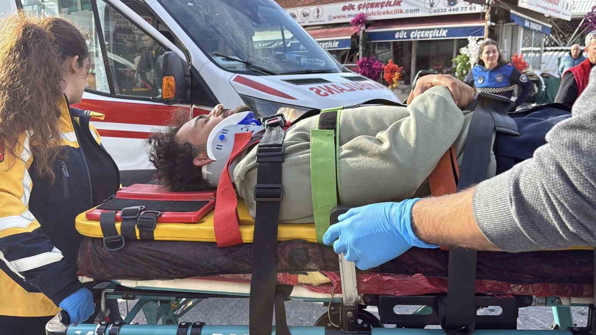 Muğla Menteşe'de motosiklet ile otomobil çarpıştı, motosiklet sürücüsü genç yaralandı