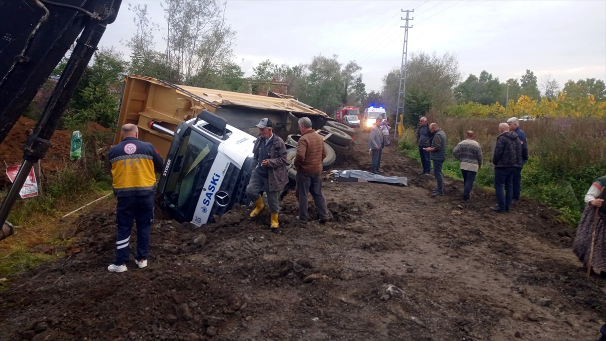 Samsun Salıpazarı'nda kum yüklü kamyon devrildi, sürücü hayatını kaybetti