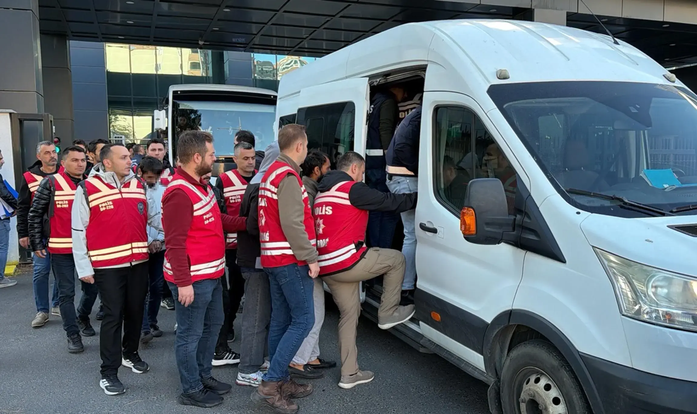 İnternetten ucuz araç ilanıyla tuzağa düşürdüler! 433 milyon TL’lik işlem hacmi ortaya çıktı