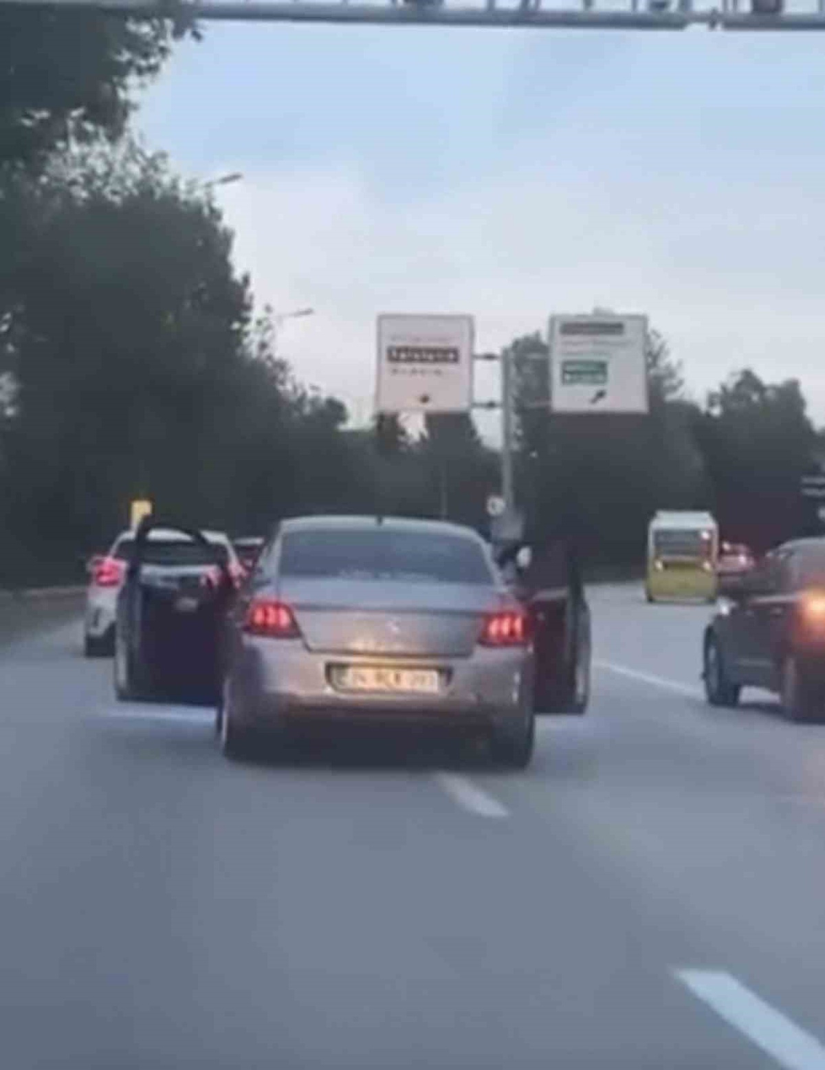 Bursa'da sürücü ve yolcu seyir halinde ön kapıları açarak güvenliği tehlikeye attı
