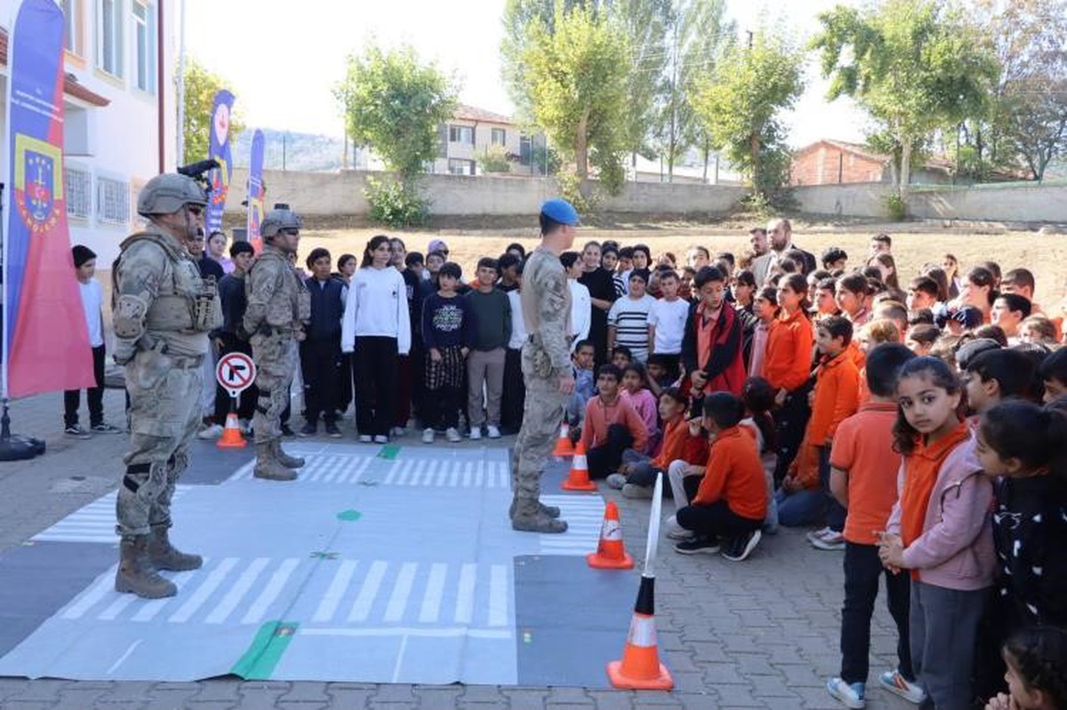 Bilecik Bozüyük'te jandarma yaklaşık 300 öğrenciye güvenlik eğitimi verdi