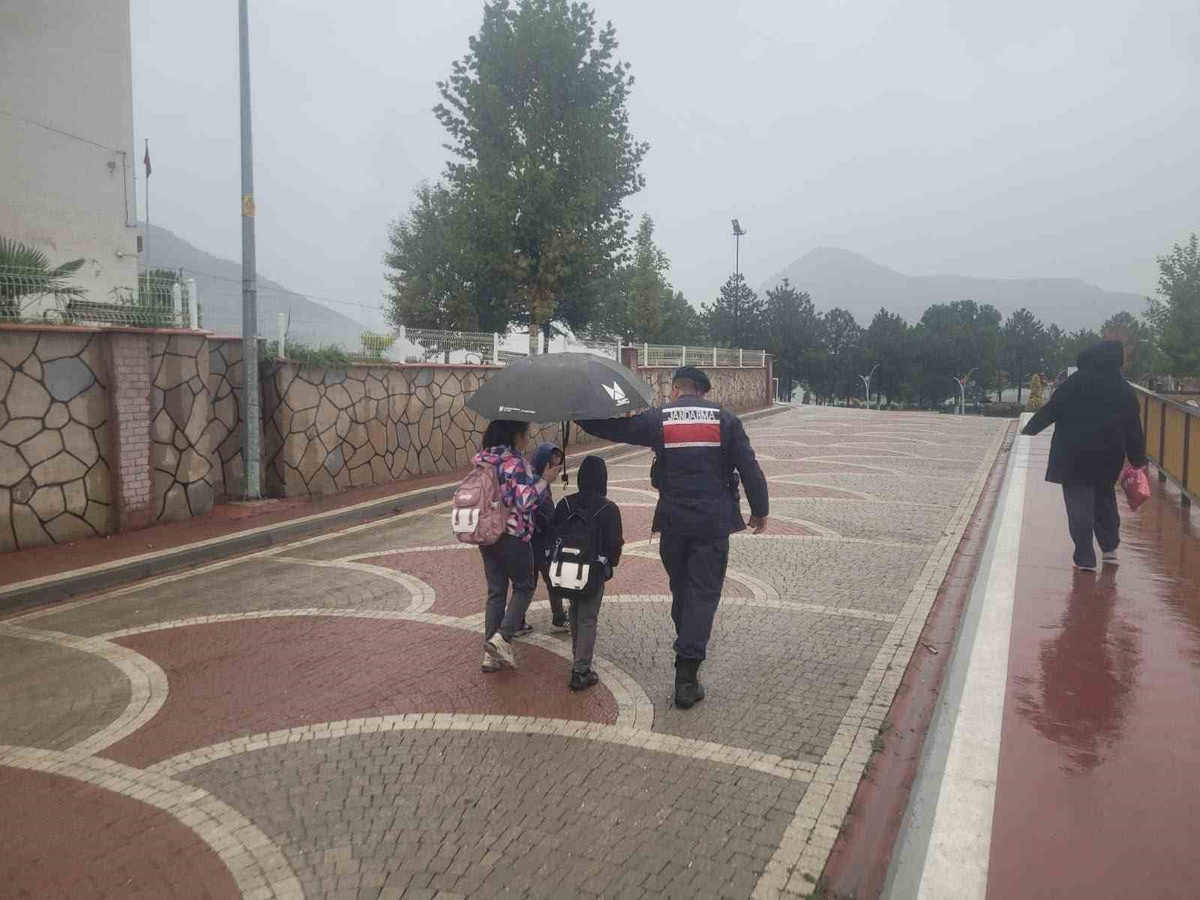 Bilecik'te jandarma ekipleri 14 okul ve çevresine güvenlik denetimi yaptı.