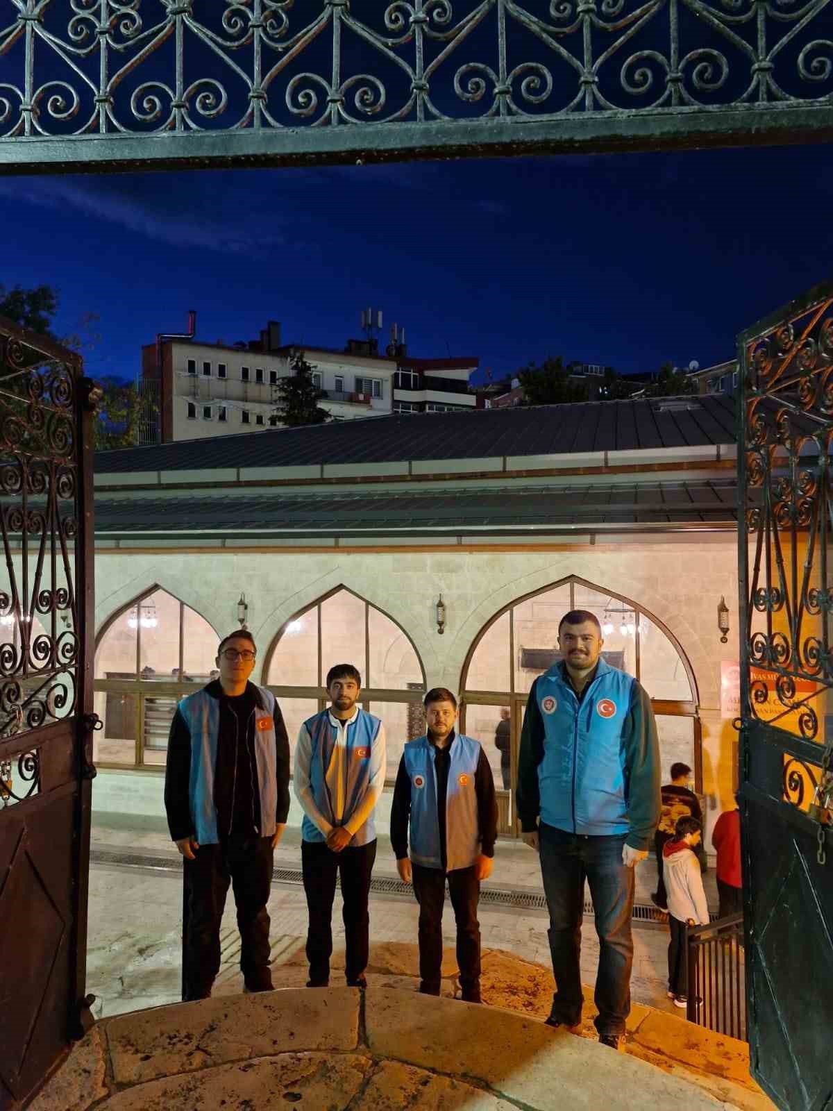 Sivas'ta üniversite öğrencileri kapalı esnaf dükkanlarına siftah parası bıraktı