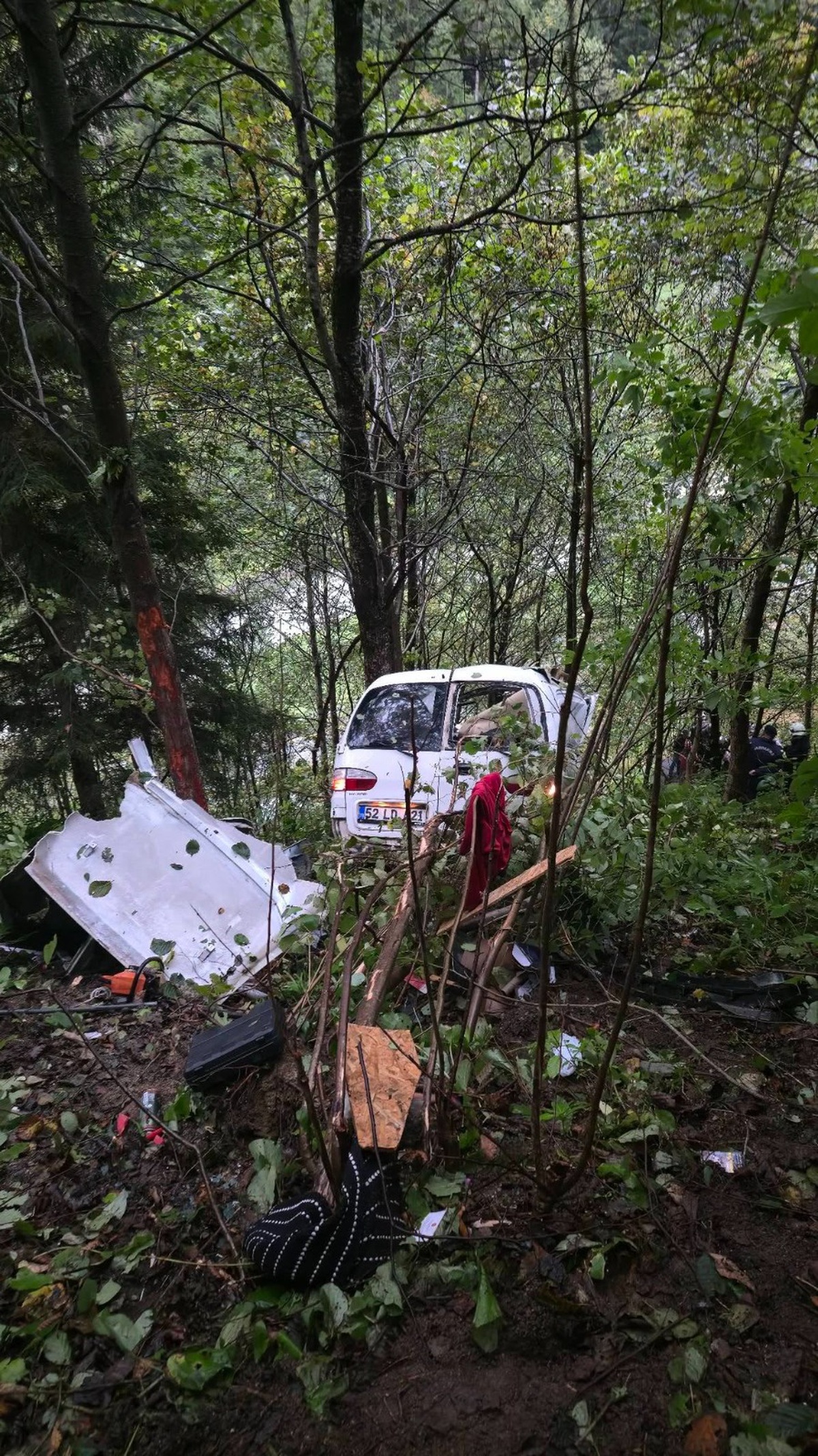 Trabzon Çaykara'da minibüs 200 metrelik uçuruma yuvarlandı, sürücü Kaplan öldü