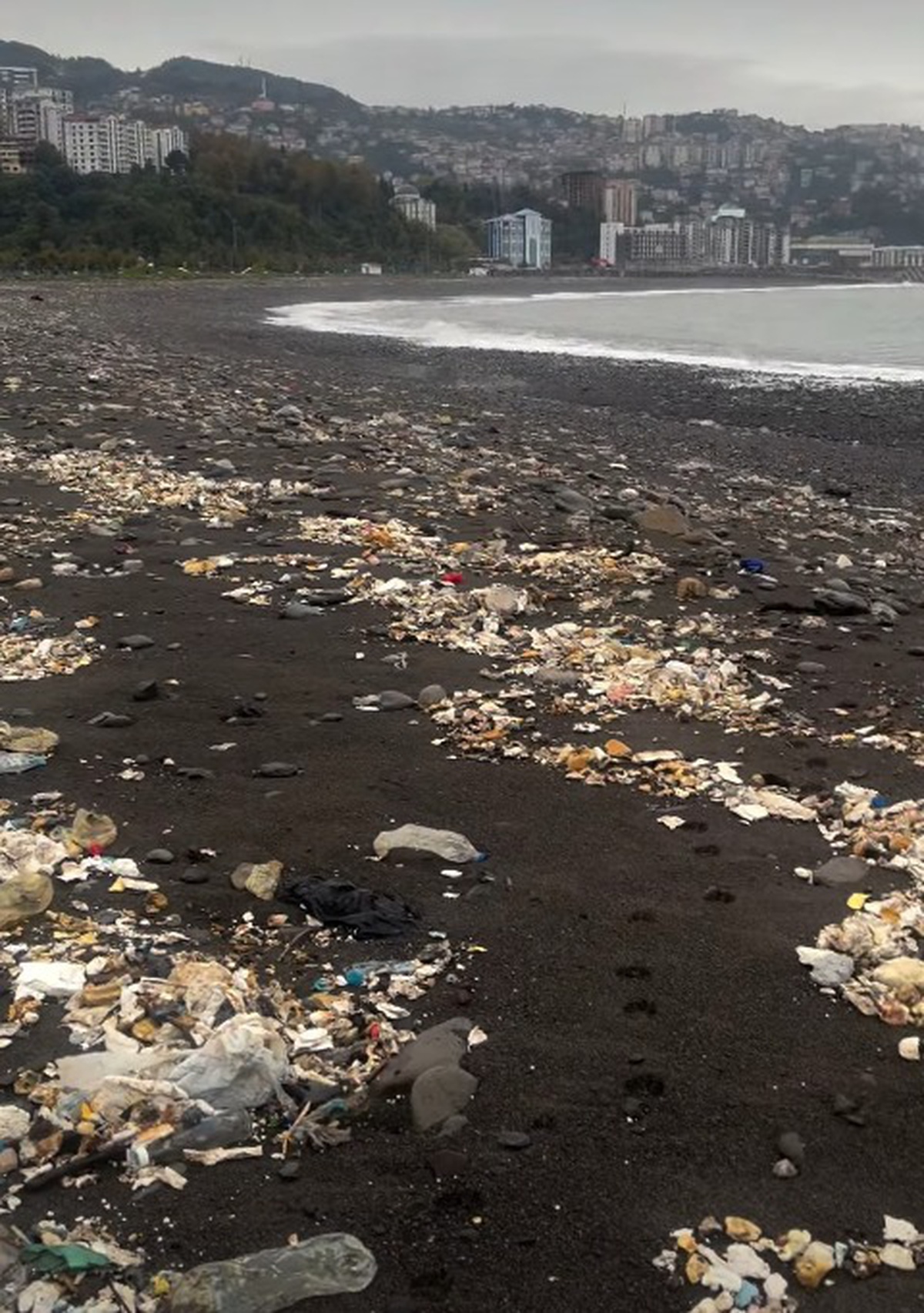 Zonguldak'ta sağanak sonrası denize sürüklenen çöpler Kozlu Sahili'ne vurdu