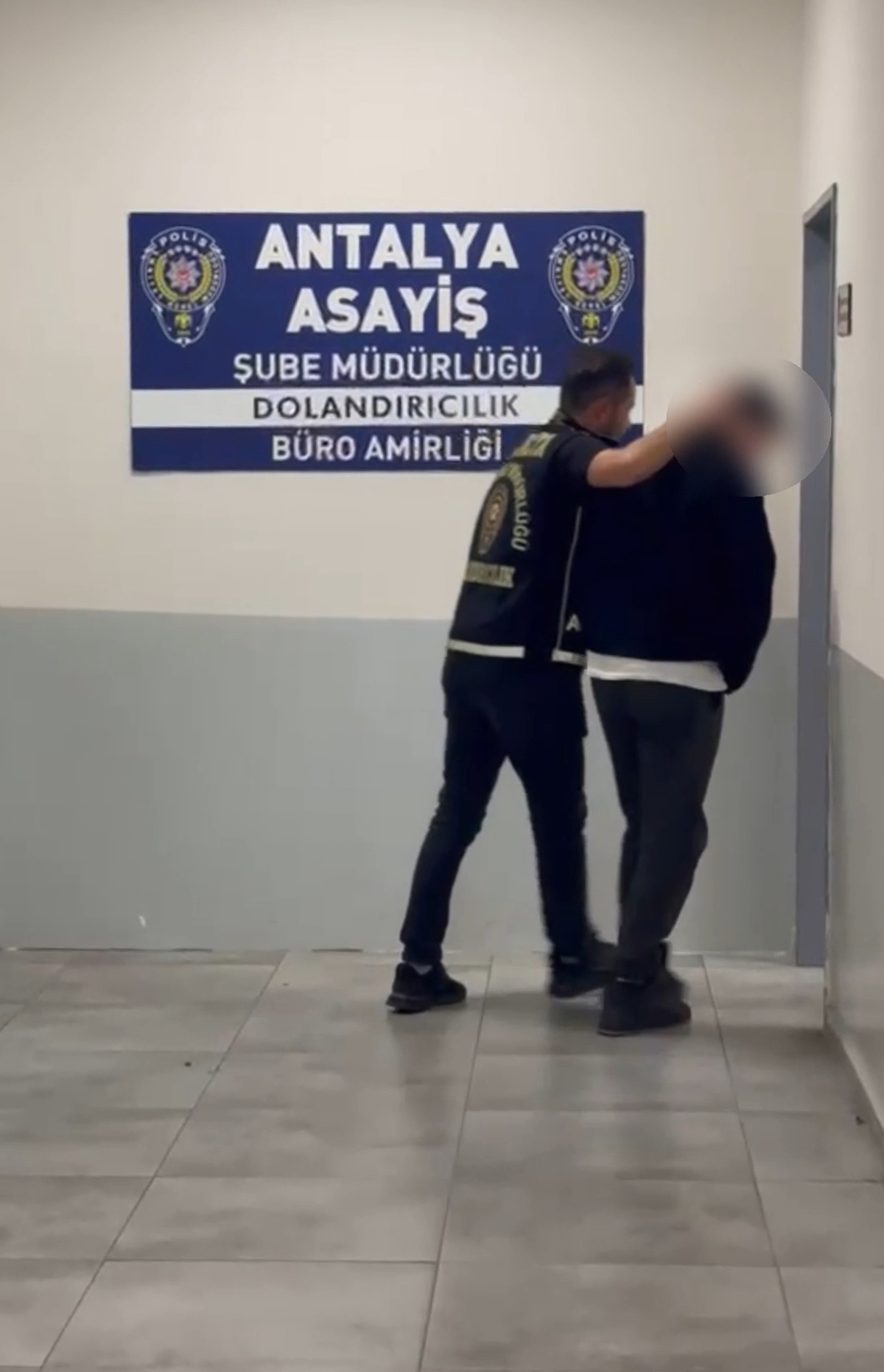 Antalya Aksu'da kendini polis tanıtıp sahte arama kararıyla para çalan F.Y. tutuklandı