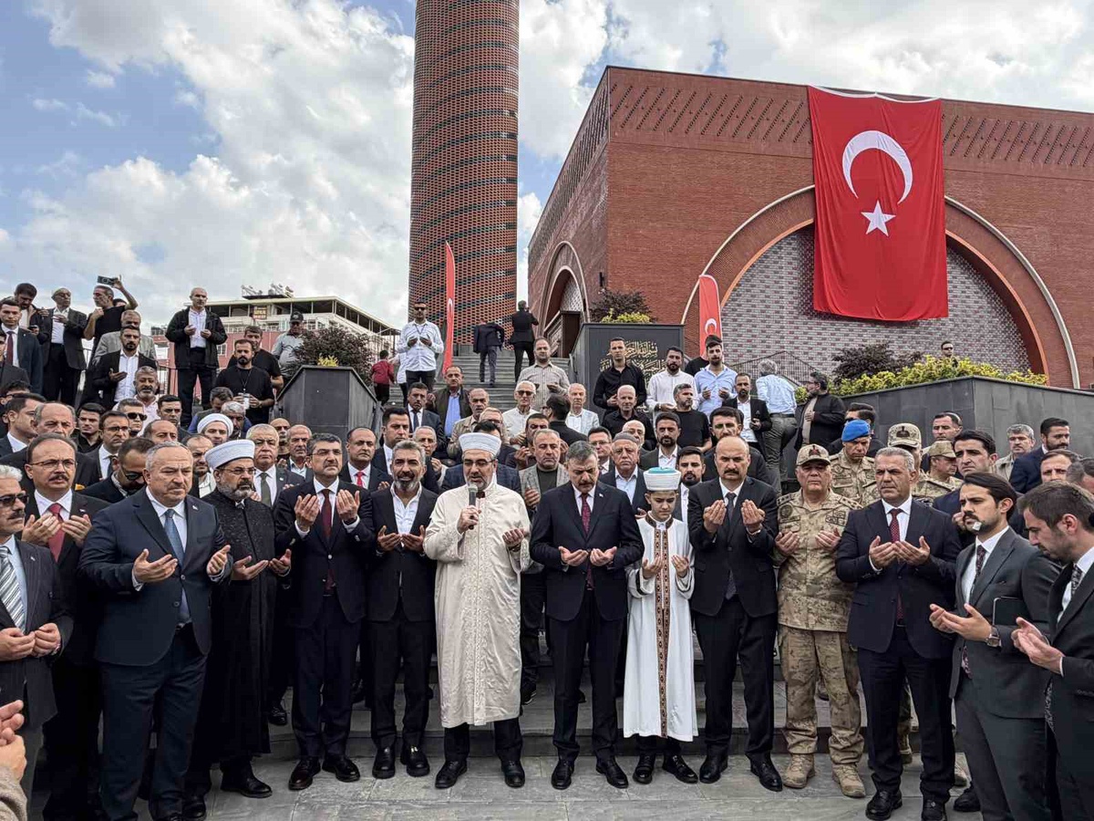 Batman'da Kardeşlik Külliyesi Camisi, Bakan Çiftçi'nin katılımıyla ibadete açıldı