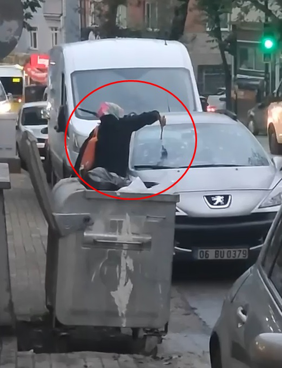 Bursa'da kadın, eşine ait olduğu öne sürülen otomobilin ön camına çekiçle zarar verdi