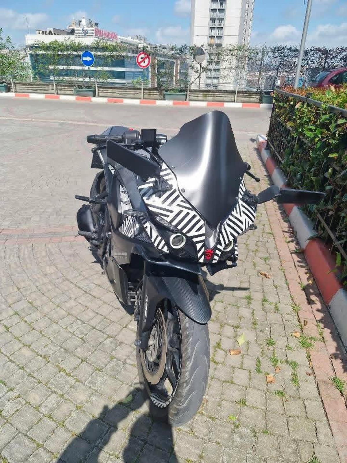 Avcılar'da park halindeki 200 bin liralık motosiklet çalındı, hırsızlık anı kamerada