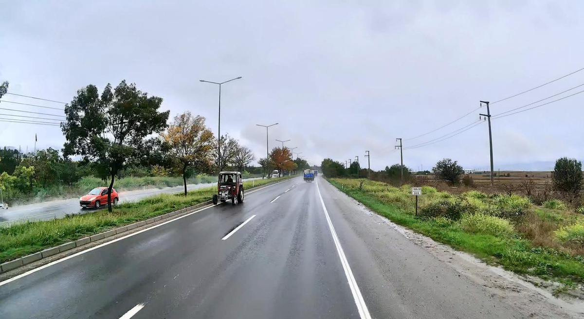 Bolu'da D-100'de ters şeride giren traktör trafiği tehlikeye düşürdü
