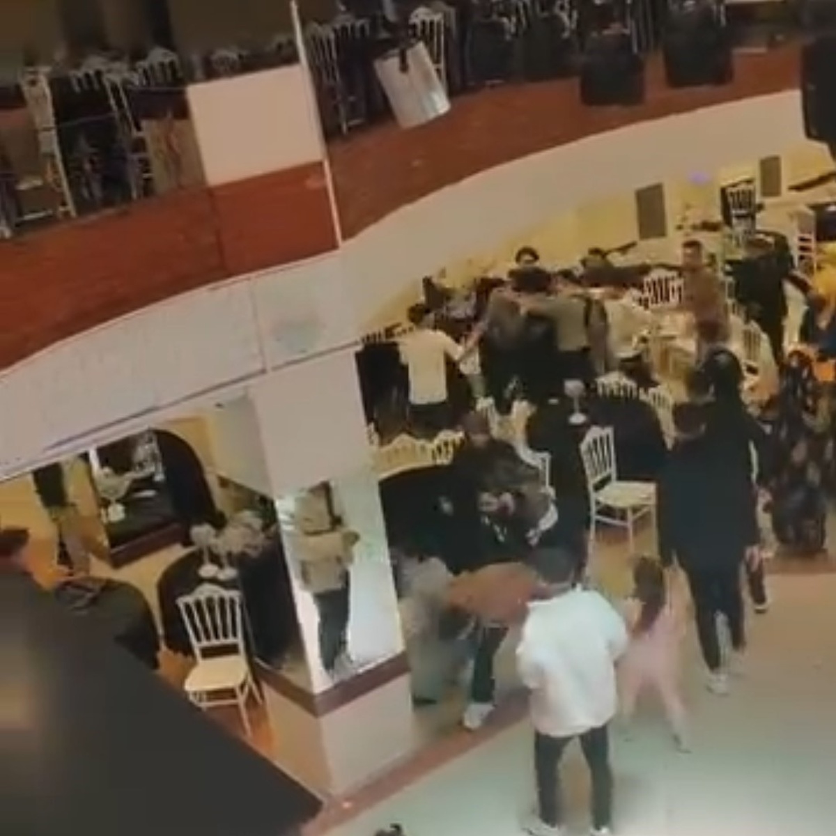 Bolu'da düğünde iddiaya göre takı yüzünden çıkan kavgada sandalyeler uçuştu