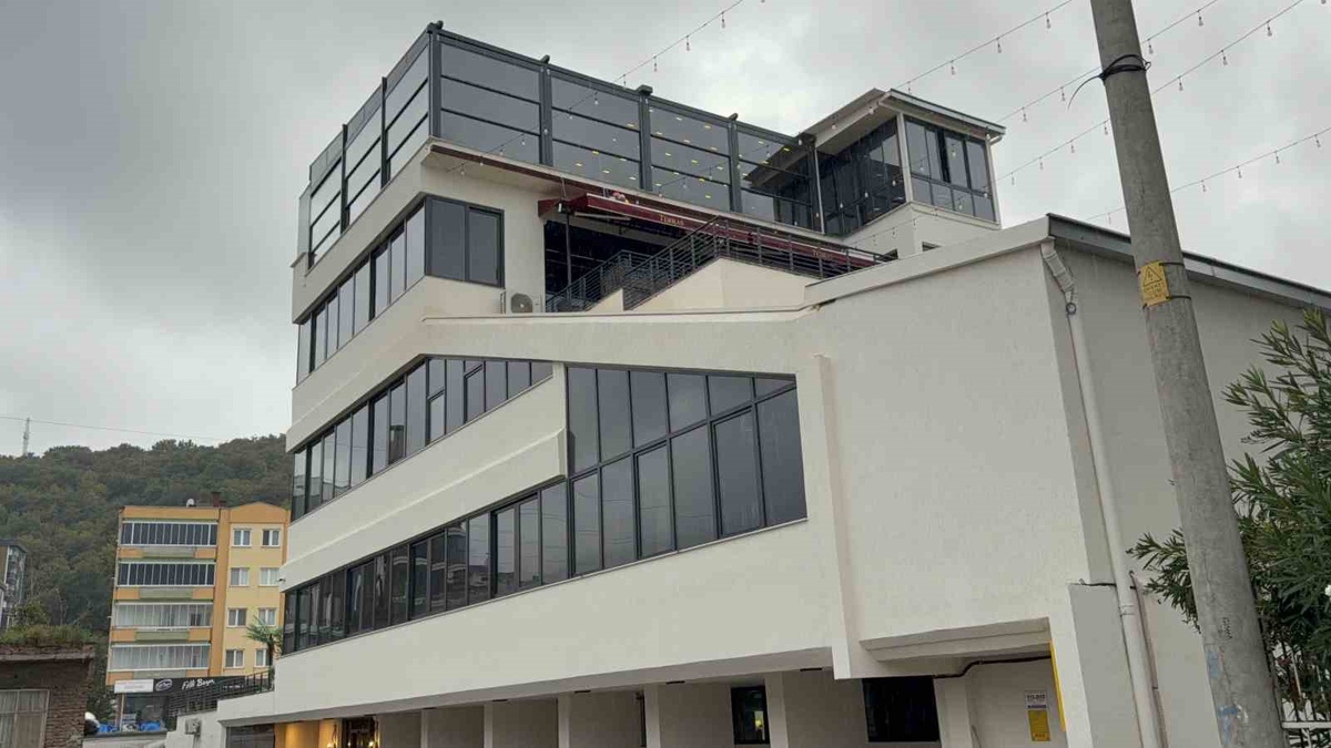 Samsun Atakum'da restoranın yemek asansörü 4. kattan düşünce garson hayatını kaybetti