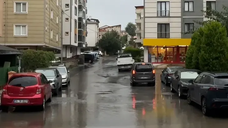 İstanbul'un birçok ilçesinde şiddetli yağış etkili oluyor: Metro girişine su barikatı çekildi