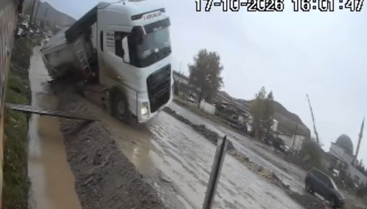 Çorum Sanayi Bölgesi'nde taş yüklü tır kanala devrildi, sürücü yaralandı