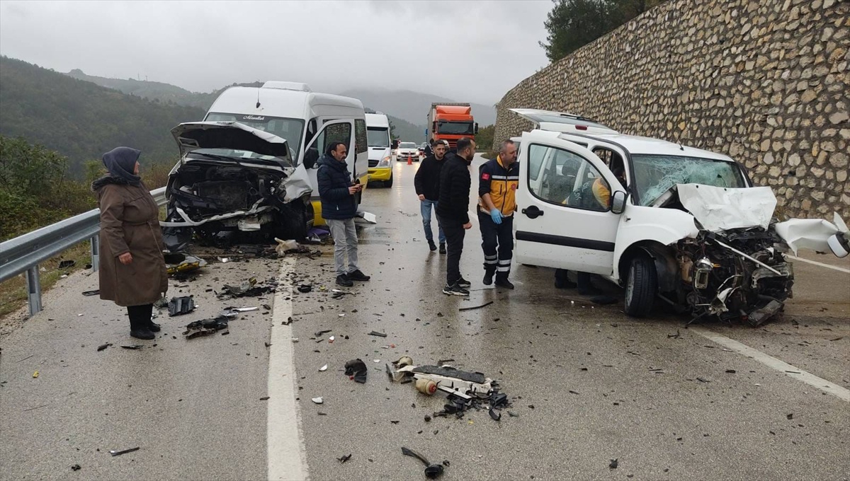 Bursa Osmangazi'de minibüsle hafif ticari araç çarpıştı, 1 kişi öldü, 10 yaralı