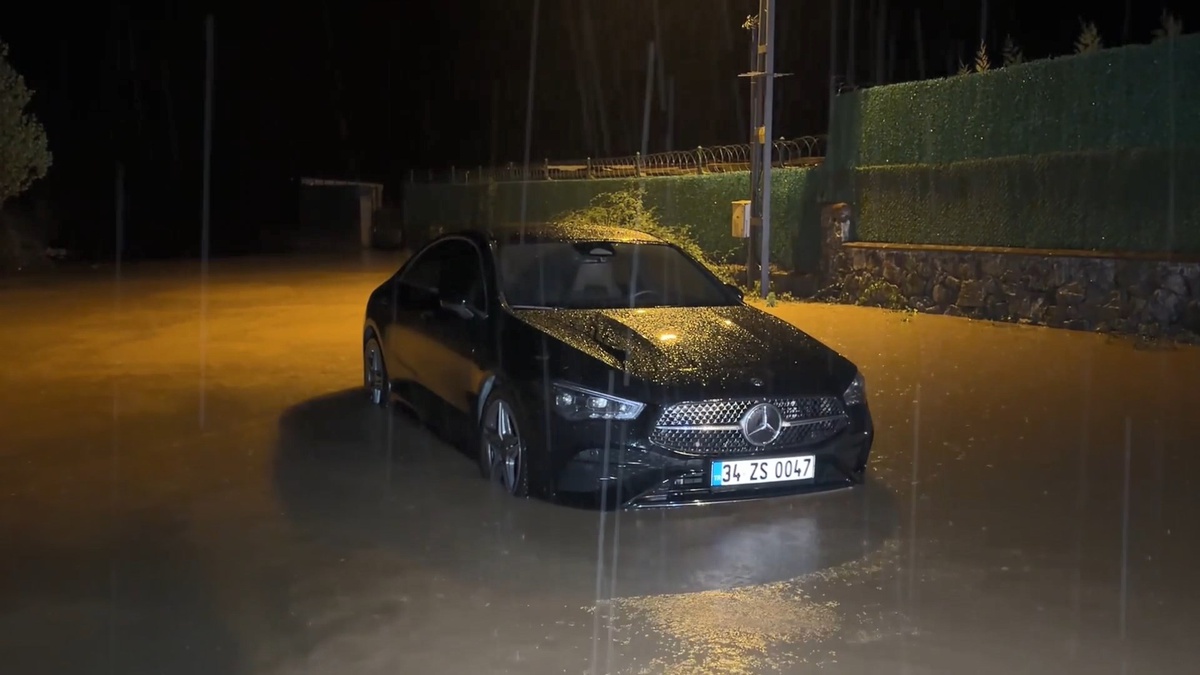 Şile'de sağanakta yolda kalan otomobildeki 2 kişi ekiplerce kurtarıldı