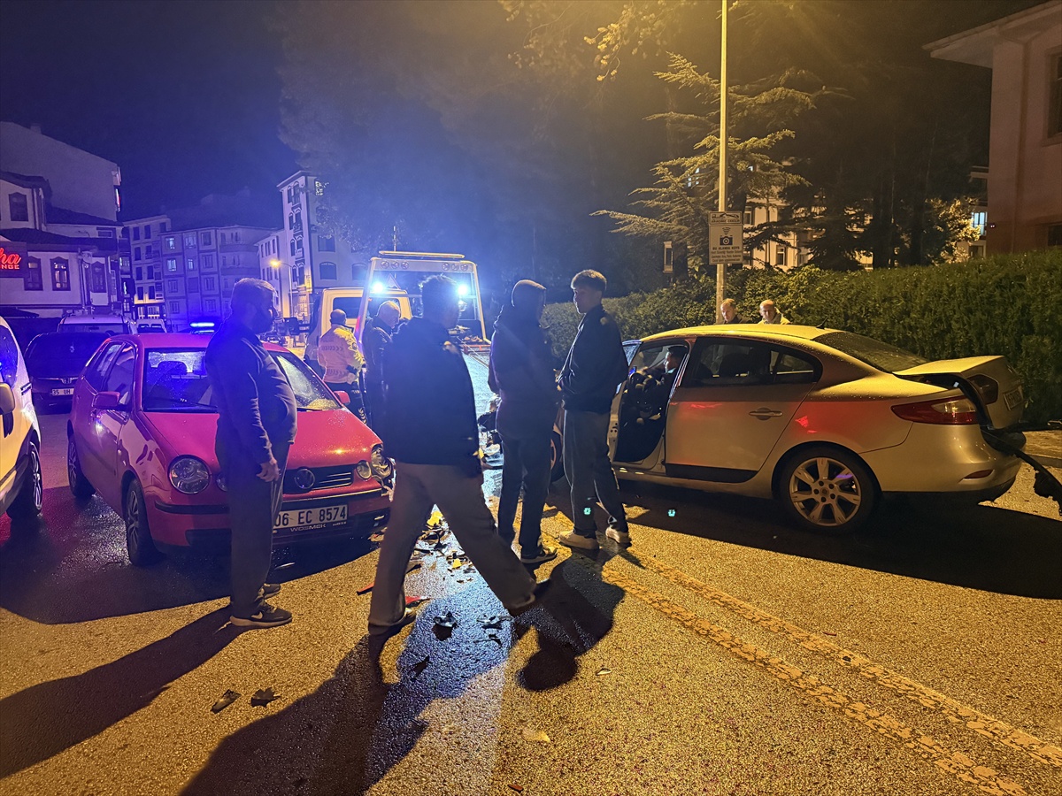 Ankara Çubuk'ta Kaymakamlık önünde iki otomobil çarpıştı, 2 kişi yaralandı
