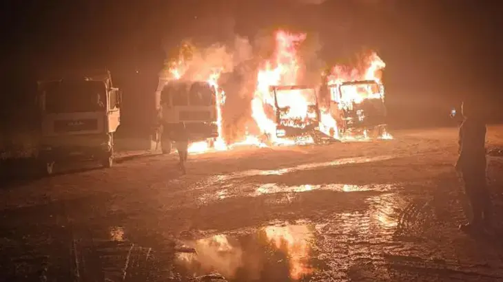 Tek kamyondan başladı kısa sürede yayıldı! Kum ocağında park halindeki 3 kamyon tamamen yandı