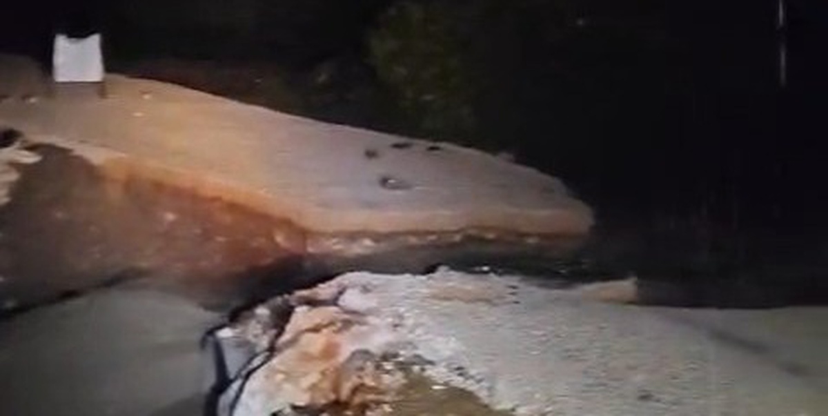 Bursa İnegöl'de sağanakta çöken köprüde mahsur kalan sürücüler kurtarıldı