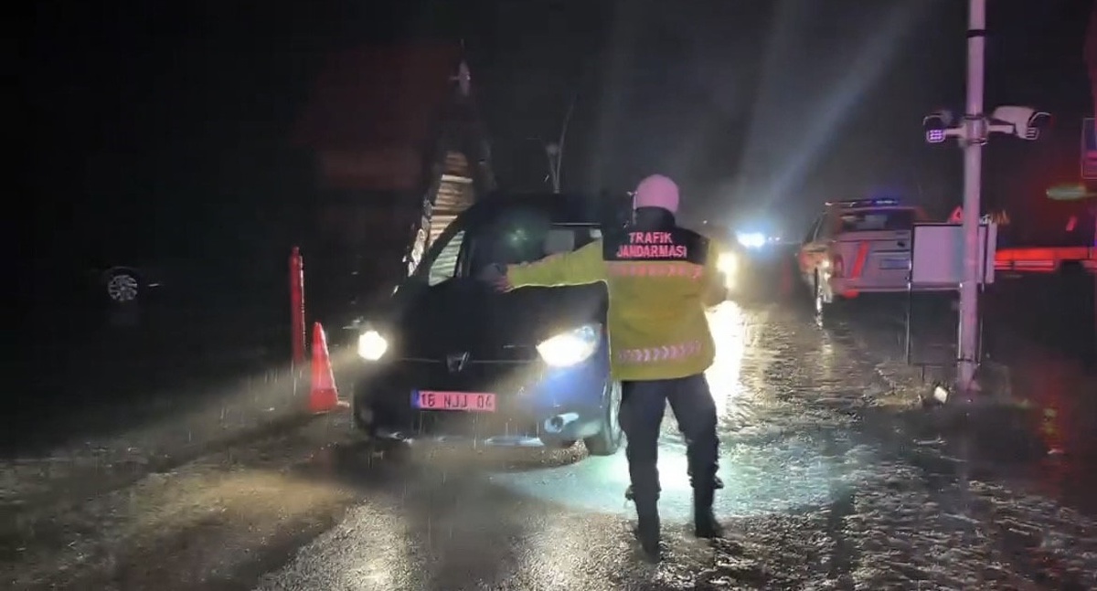 Uludağ'da kar kalınlığı 20 santimetreye ulaştı, jandarma kış lastiği denetimi yaptı