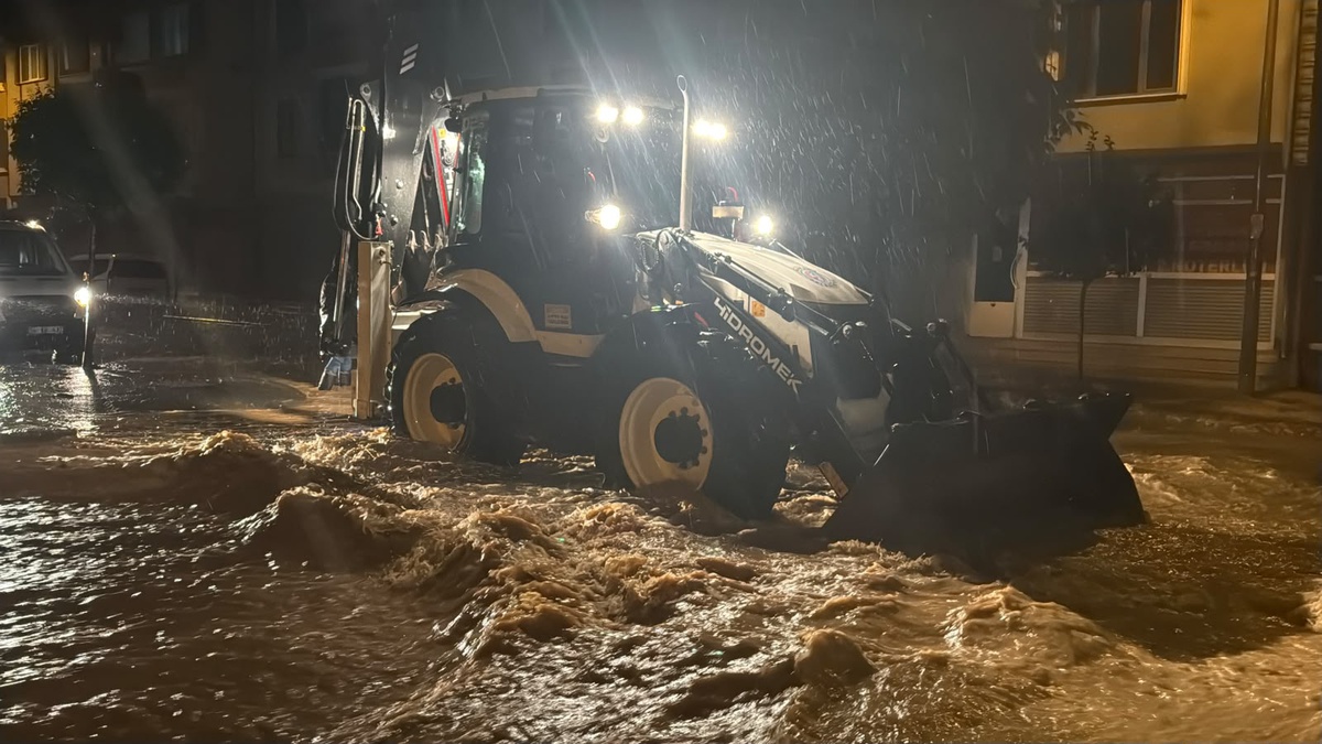 Sakarya'nın Karasu ilçesinde sağanak cadde ve sokakları suyla kapladı, rögarlar taştı