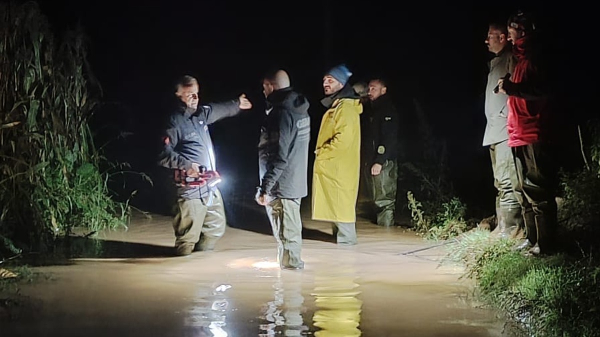 Kocaeli Gebze'de sele kapılan cipten sürücü kurtuldu, kayıp 2 kişi aranıyor