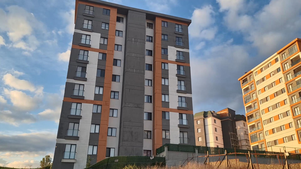 Pendik'te toprak kayması nedeniyle 9 katlı apartman sakinleri tahliye edildi