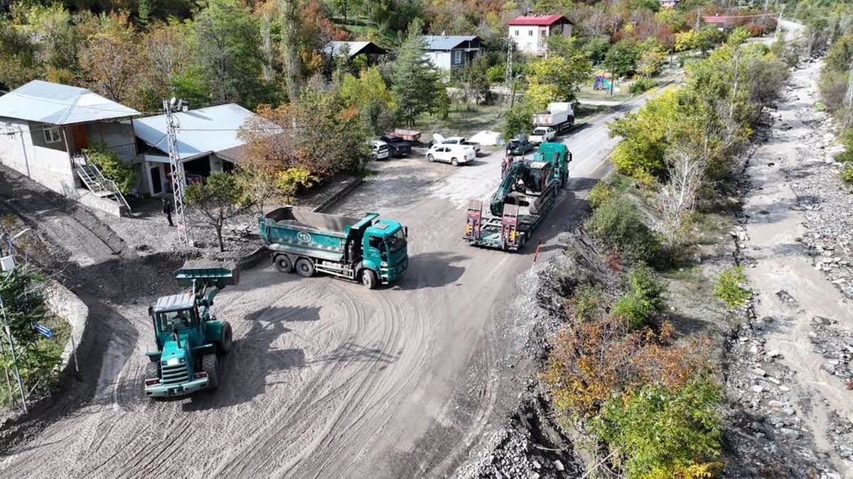 DSİ 8. Bölge ekipleri Uzundere'de sel ve rusubatı temizliyor