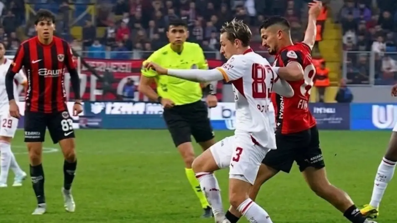 Galatasaray maçında tartışılan pozisyon! Trio ekibi penaltı pozisyonunda ikiye bölündü