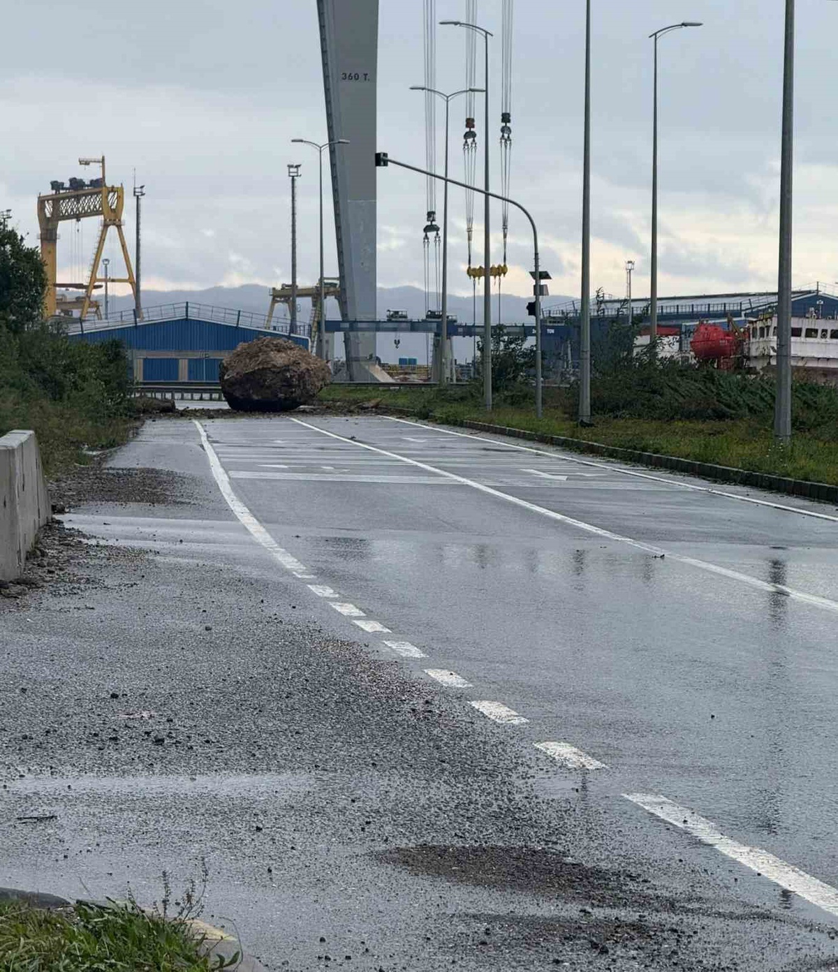 Zonguldak'ta tersaneler bölgesinde dağdan kopan dev kaya yola düştü, yol kapatıldı