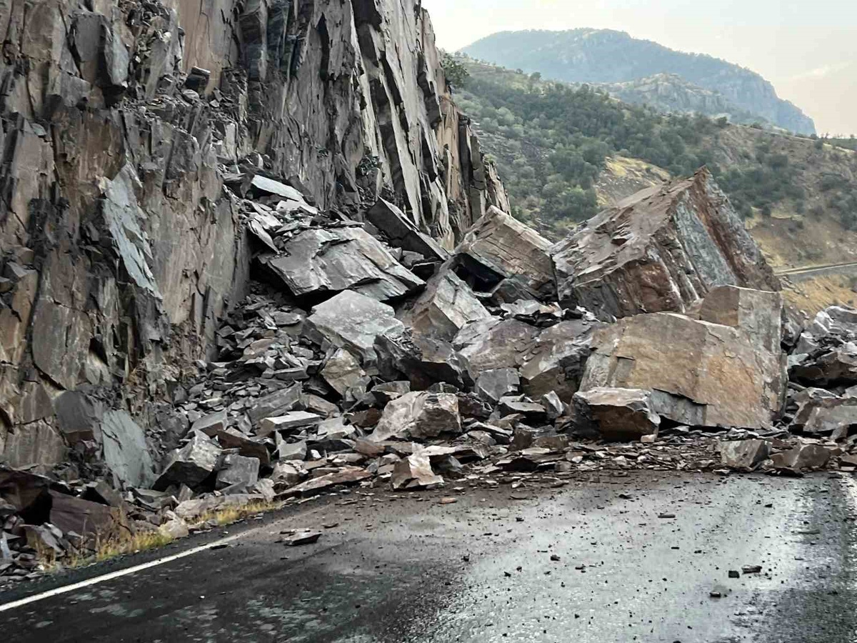 Şırnak Beytüşşebap'ta aşırı yağış sonrası dev kayalar karayolunu kapattı