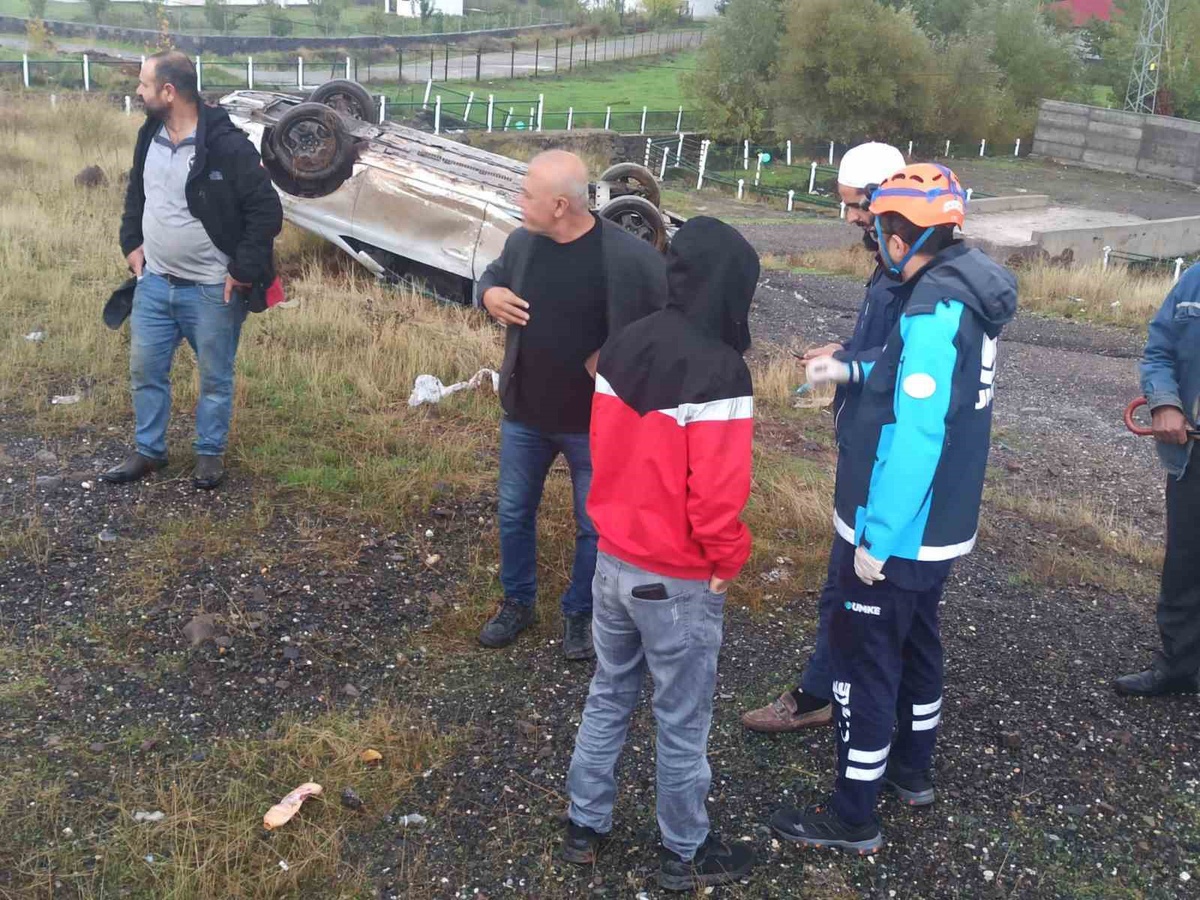 Bingöl-Muş karayolu Ekinyolu mevkisinde takla atan otomobilde 2 kişi yaralandı