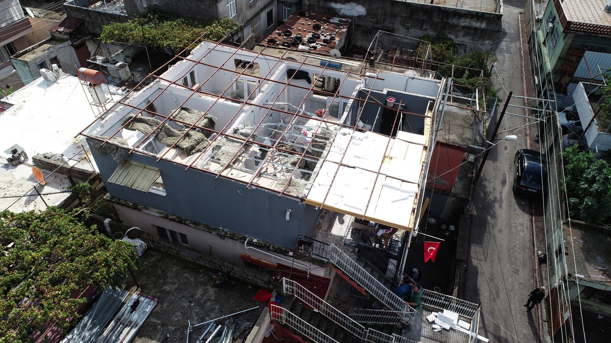 Adana Yüreğir'de rüzgarda çatı uçtu, evdeki 10-12 kişi deprem sandı