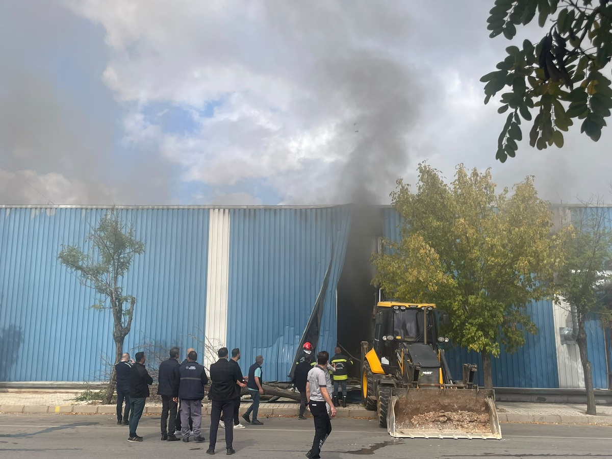 Gaziantep'te pamuk fabrikasındaki yangına 40 personel ve 15 araçla müdahale sürüyor