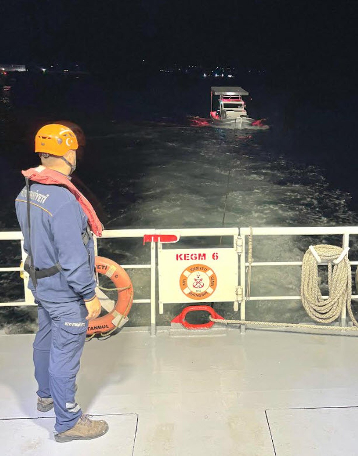 Çanakkale Boğazı'nda arızalanan tekne 2 kişiyle Lapseki'ye yedeklendi